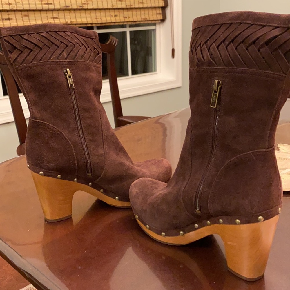 UGG Brown suede boots. EUC. Size 9. - Picture 7 of 9